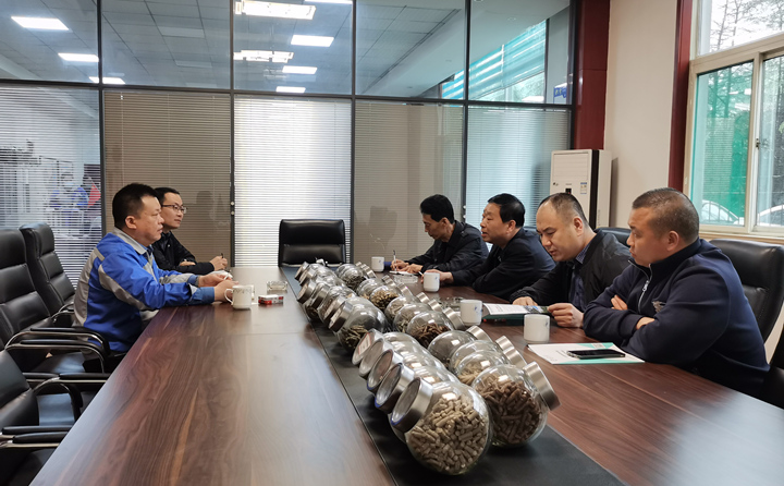 與集團總經理孫寧波及部門負責人座談，就項目建設、環境影響、補貼政策等內容進行了探討交流